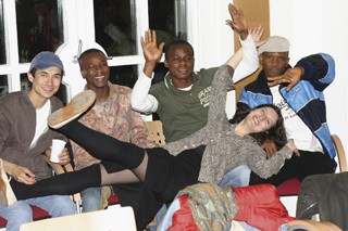 Connecting people, ein Projekt der Asylkoordination, unterstützt junge Flüchtlinge, die allein in Österreich sind, und bringt sie mit österreichischen Erwachsenen zusammen, zum Beispiel durch Patenschaften und kulturelle und sportliche Aktivitäten