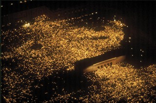 1993 versammelten sich an die 300.000 Menschen mit Kerzen und Fackeln am Wiener Heldenplatz, um gegen Ausländerfeindlichkeit zu demonstrieren