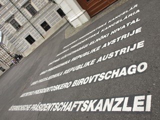Als Beitrag zum Europäischen Jahr der Sprachen 2008 wurde die Präsidentschaftskanzlei in Wien in verschiedenen Sprachen „beschriftet“. Die Installation der Künstlerin Eva Schlegel ist nicht mehr zu sehen, seit 2017 der Ballhausplatz umgebaut wurde und Poller errichtet wurden.