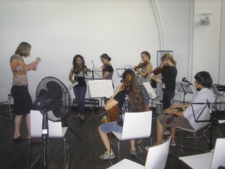 Jugendliche aus Israel, Palästina und Österreich nehmen im Juli 2008 in Wien an einem Musik-Camp teil. Durch gemeinsames Musizieren sollen Vorurteile abgebaut und damit ein Beitrag zur Friedens- und Versöhnungsarbeit im Nahen Osten geleistet werden.