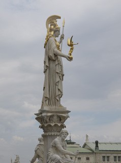 Pallas Athene am Vorplatz des Parlaments soll als Göttin der Weisheit die zeitlose Gültigkeit der Demokratie symbolisieren