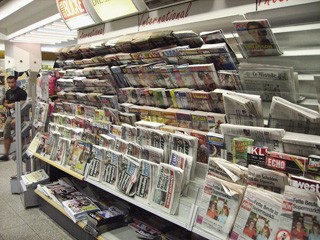 An Bahnhofskiosken werden besonders viele Zeitungen aus aller Welt verkauft