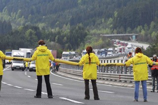 Um gegen Tempo 160 zu demonstrieren, blockierten Aktivistinnen und Aktivisten von Greenpeace 2006 die Tauernautobahn