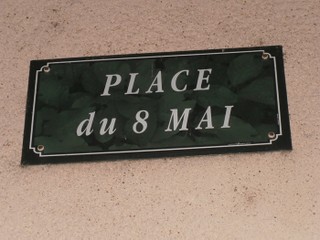 Platz des 8. Mai in Pessac-sur-Dordogne (Frankreich).
<br /></p><br />Auch in Wien und Klagenfurt gibt eine Straße des 8. Mai.